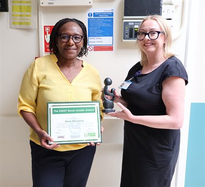 MR1596 DAISY Leader Ilene Machiva with Chief Nurse Julie Hogg