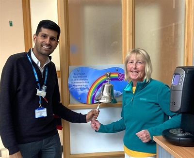 MR1614 Sue Broome and Consultant Therapy Radiographer Maulik Darji cropped