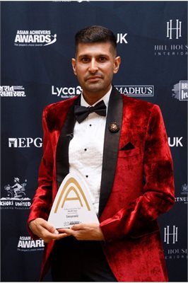 MR1635 Maulik Darji with his award