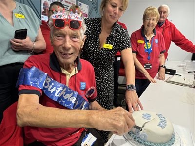 MR1682 Oldest Volunteer 90 years Derek Warren