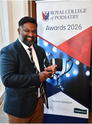 MR1684 Prof Ganesh Baliah with his award