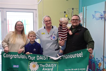 MR1663 DAISY Nicolette with the family who nominated her